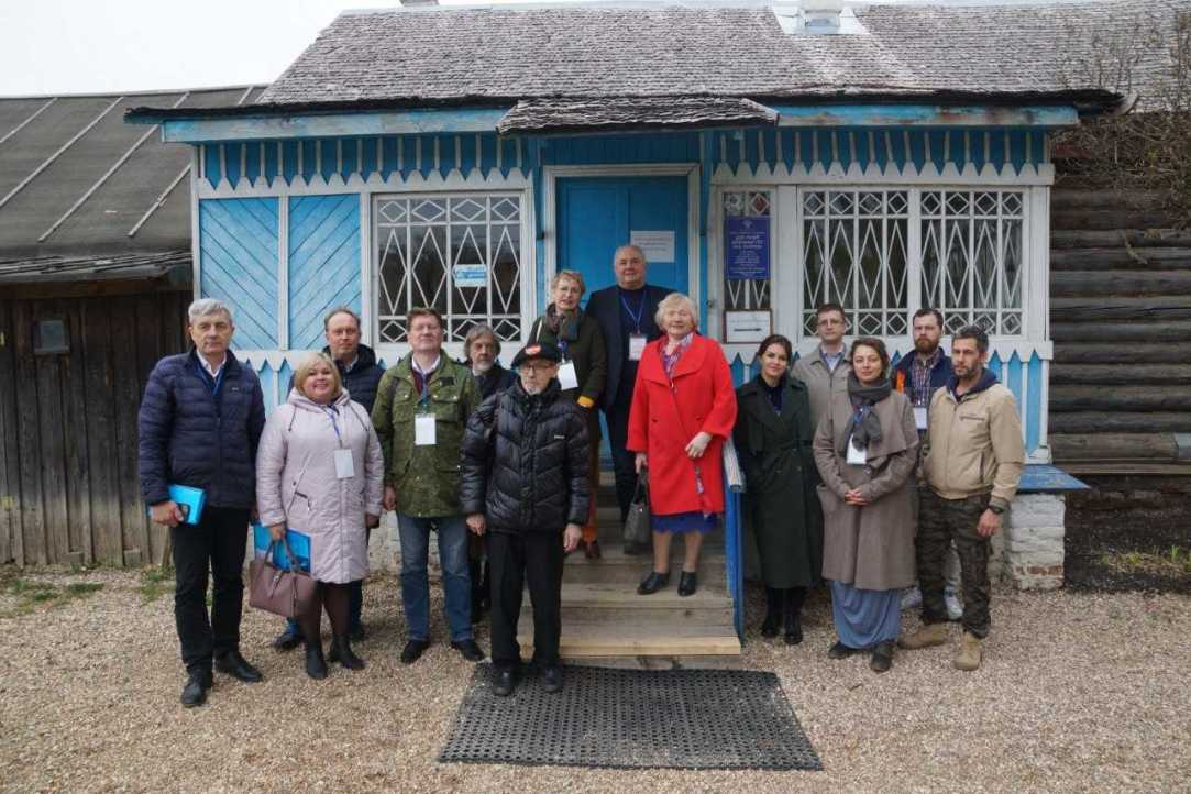 Участники научно-практической конференции у мемориального дома Ю.А. Гагарина